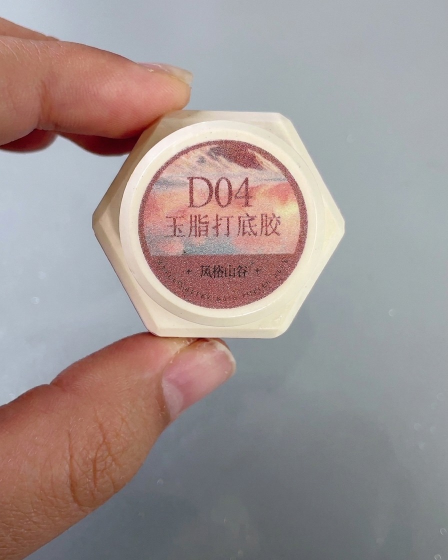 製品名が記載されたレジンD04ジェルの容器のクローズアップ。