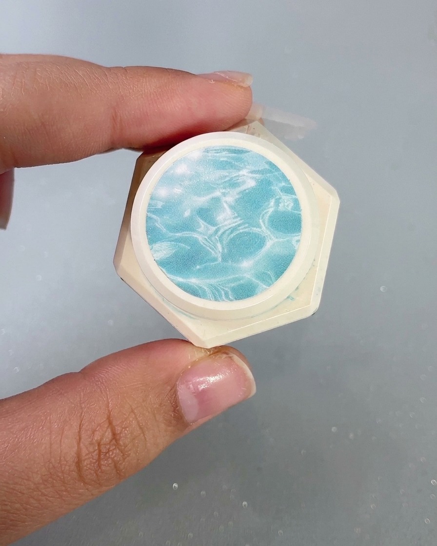 ラベルに水面模様が描かれた高透明ガラスジェルの容器。