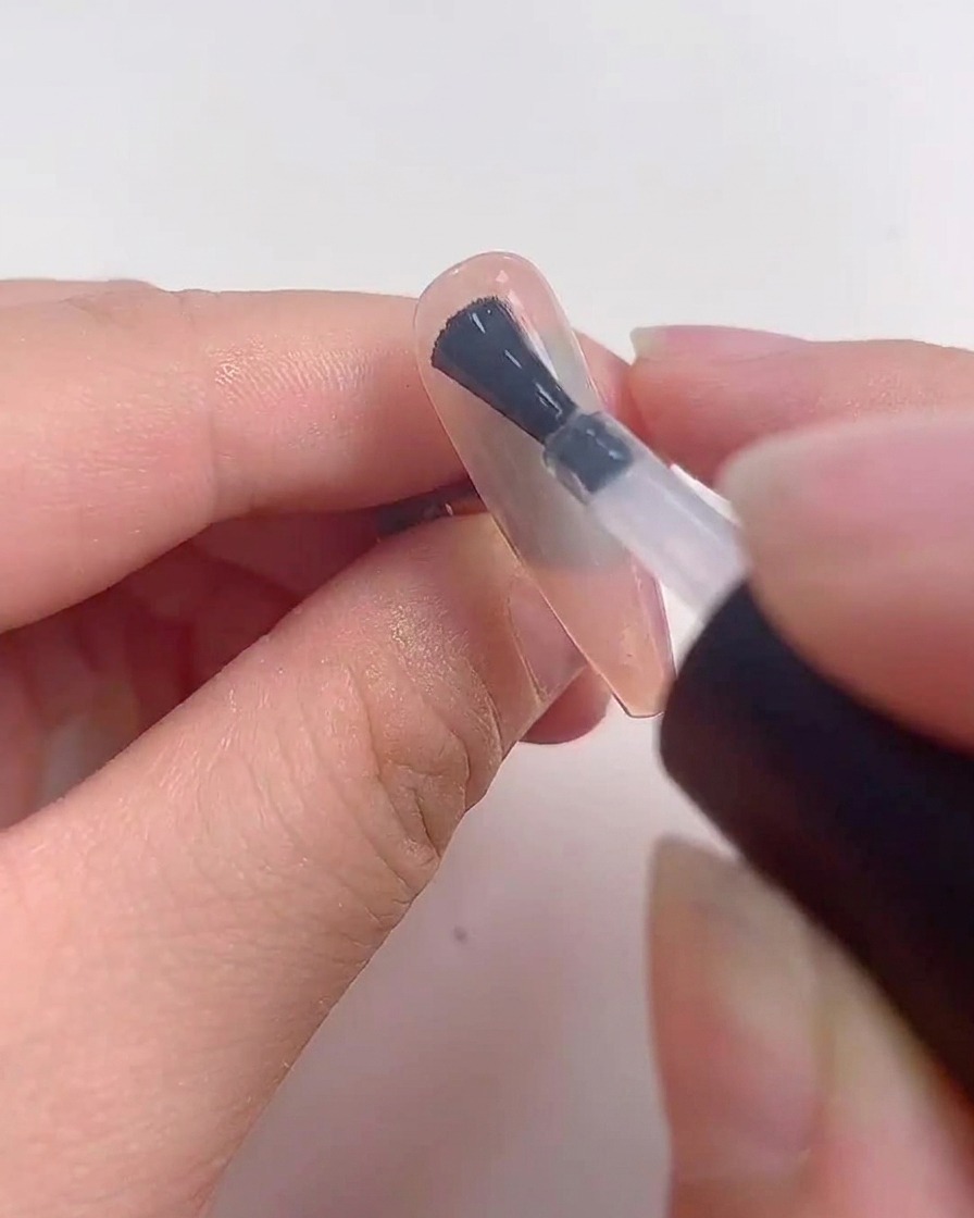 硬化プロセス中にUVまたはLEDランプの下に置かれたネイル。