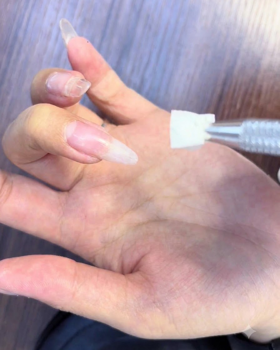 ネイル表面にホワイトとピンクのブルーミングジェルを塗布してオンブレ効果を形成している様子。
