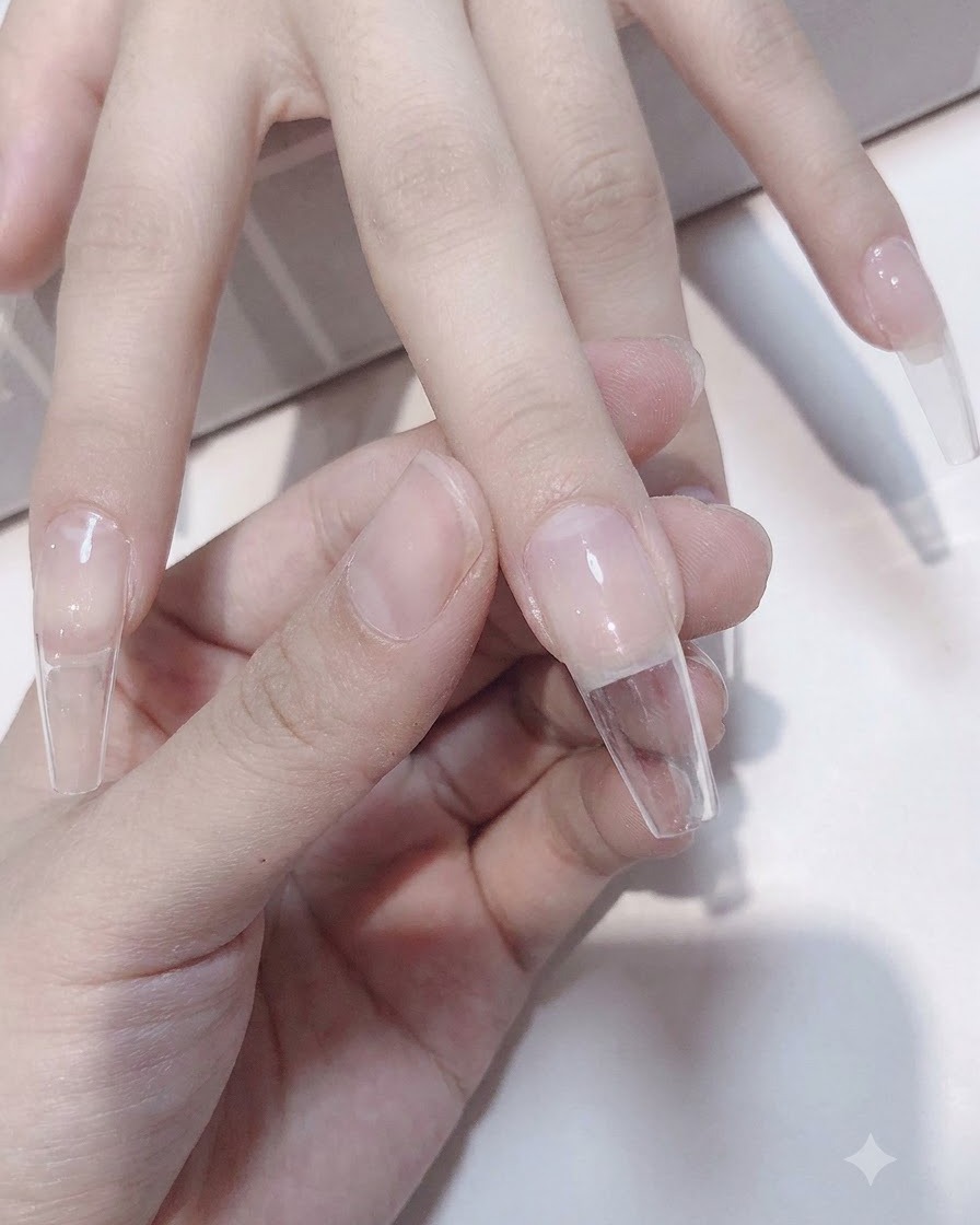 ネイルを硬化するためにUV/LEDランプの下に置かれた手。
