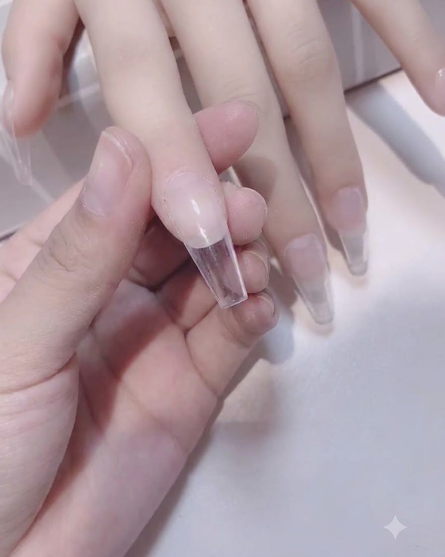 スポンジブラシを使って2層目のホワイトジェルをネイルチップに塗布している様子。