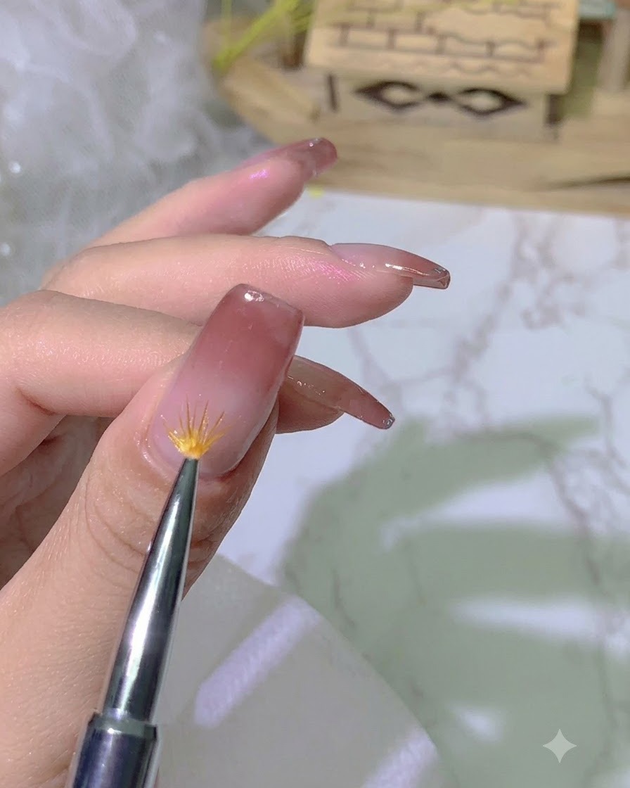 爪表面のジェルポリッシュの境目をグラデーションブラシでフェザータッチでぼかしている様子。