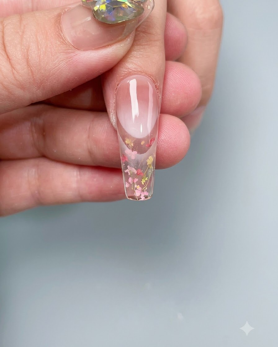 押し花を配置した爪をプロ用のUV/LEDネイルライトで硬化している様子。
