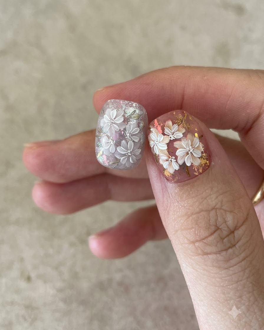 爪の上の埋め込まれたフォイルの上にマットトップコートを塗布している様子。