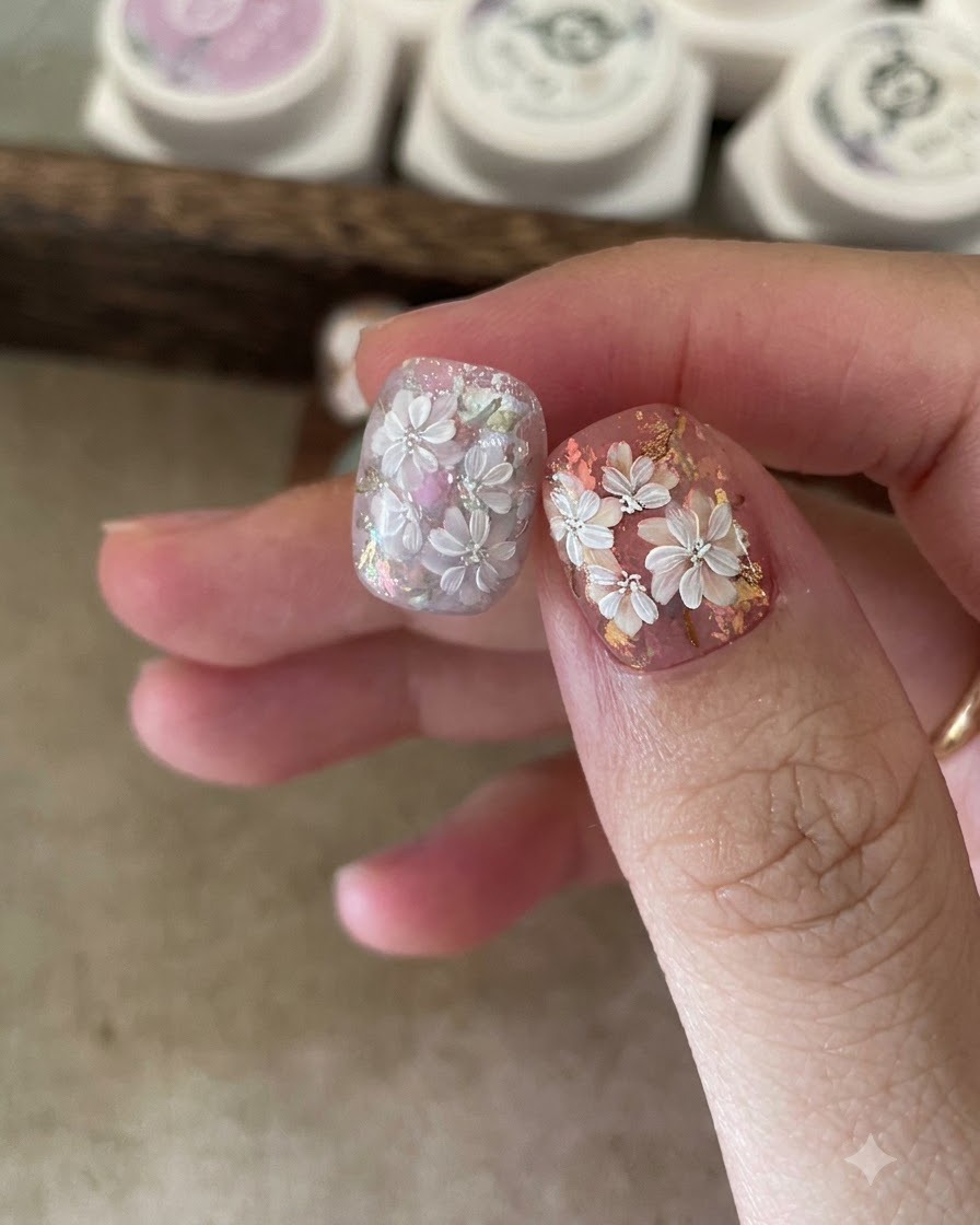 柔らかいブルーミング水彩効果を実現するために、紫色のジェルホログラムのドロップをブレンドしているブラシ。