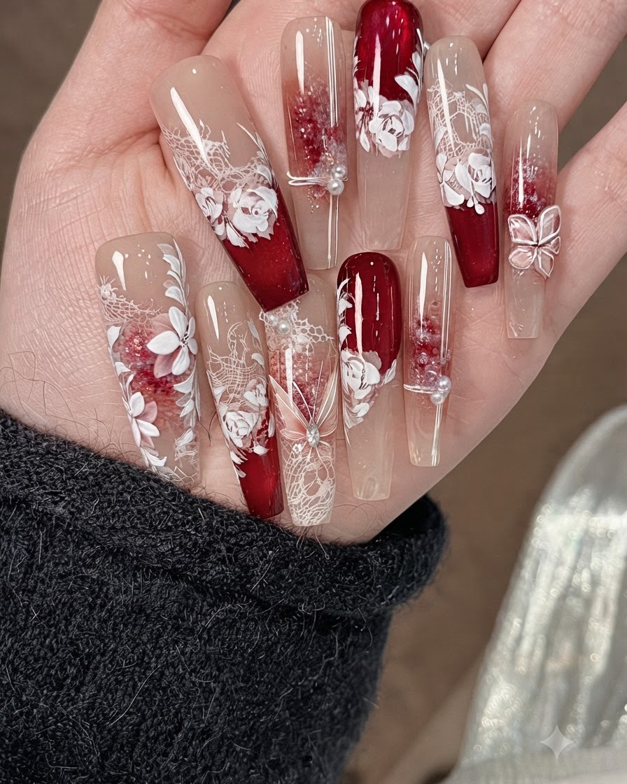 小さなネイルアートブラシがベージュのネイルベース上でピンクと白の水彩ハローリキッドのエッジをブレンドしている様子。