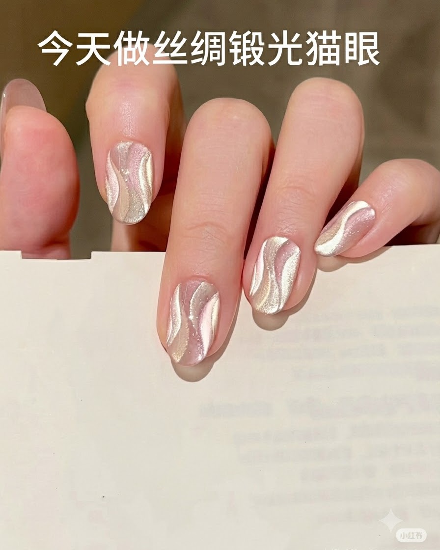 プロ用のUVネイルランプのパープル光の下で爪を硬化させている様子。