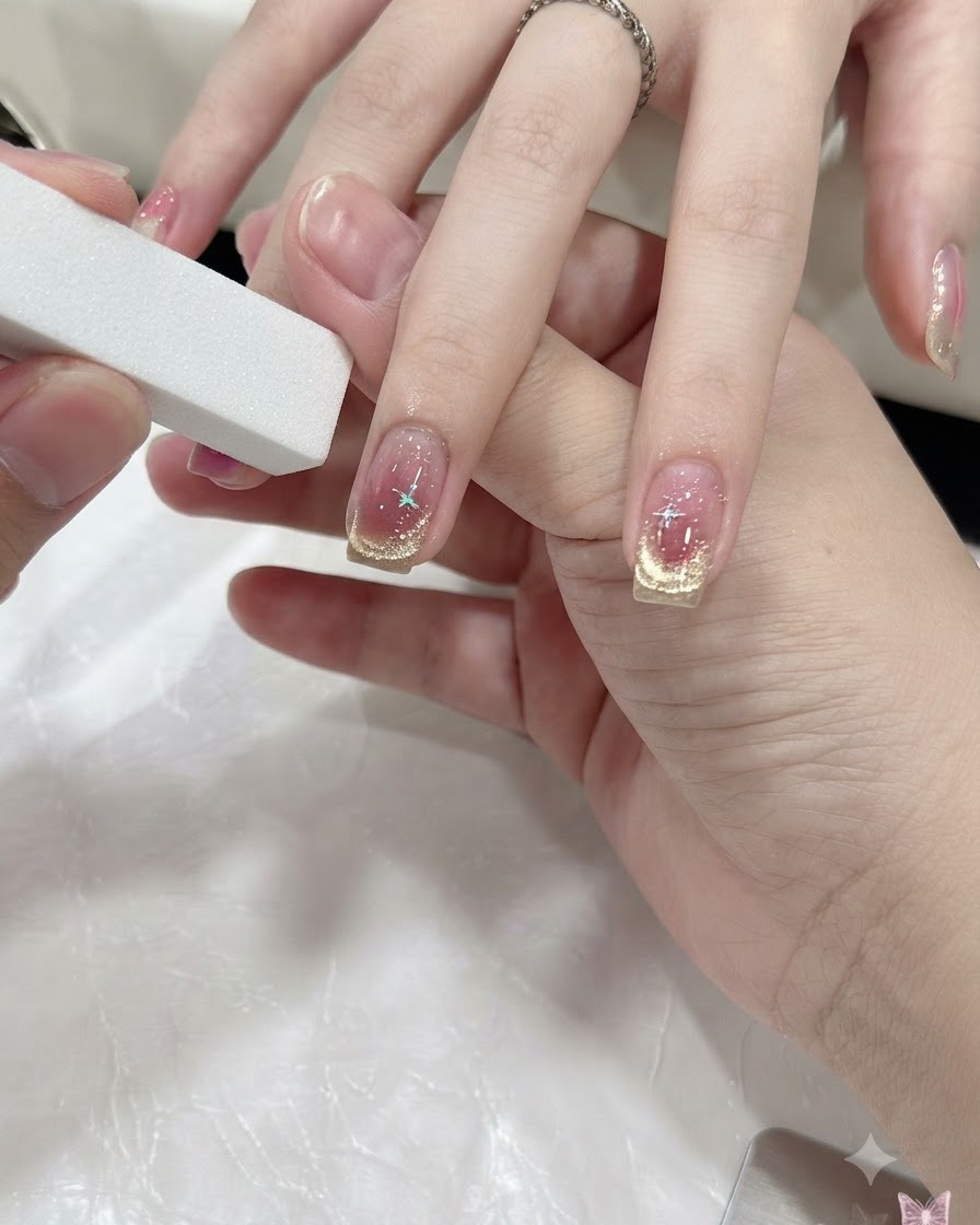 小型のミニUV/LEDランプの下で手を入れ、ネイルを硬化させているところ。