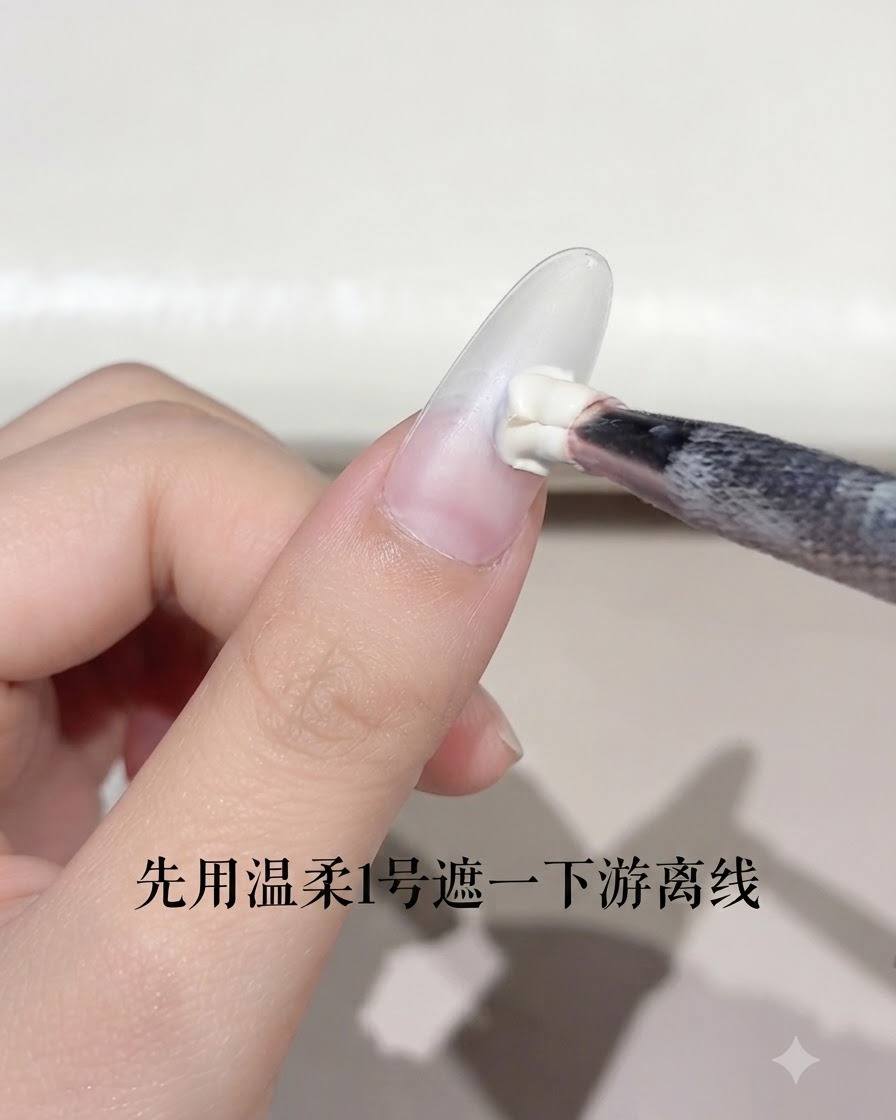 アーモンド型のネイルのフリーエッジに、少量のホワイトジェルを塗布しているネイルブラシ。