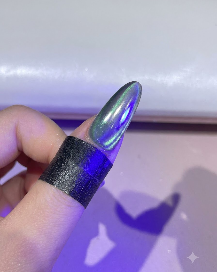 紫色のUV/LED硬化ランプに照らされている爪。