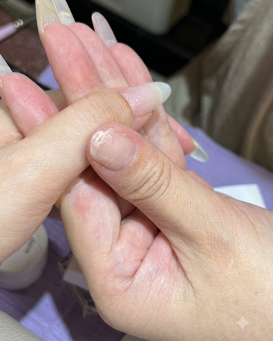 スポンジを使って親指の爪の先端にミントグリーンのジェルを叩き込んでいる様子。