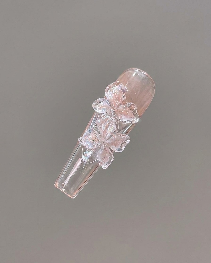 リアルな奥行きを出すために濃いピンクの中心が追加された、完成した3Dフラワーネイルデザインのクローズアップ。