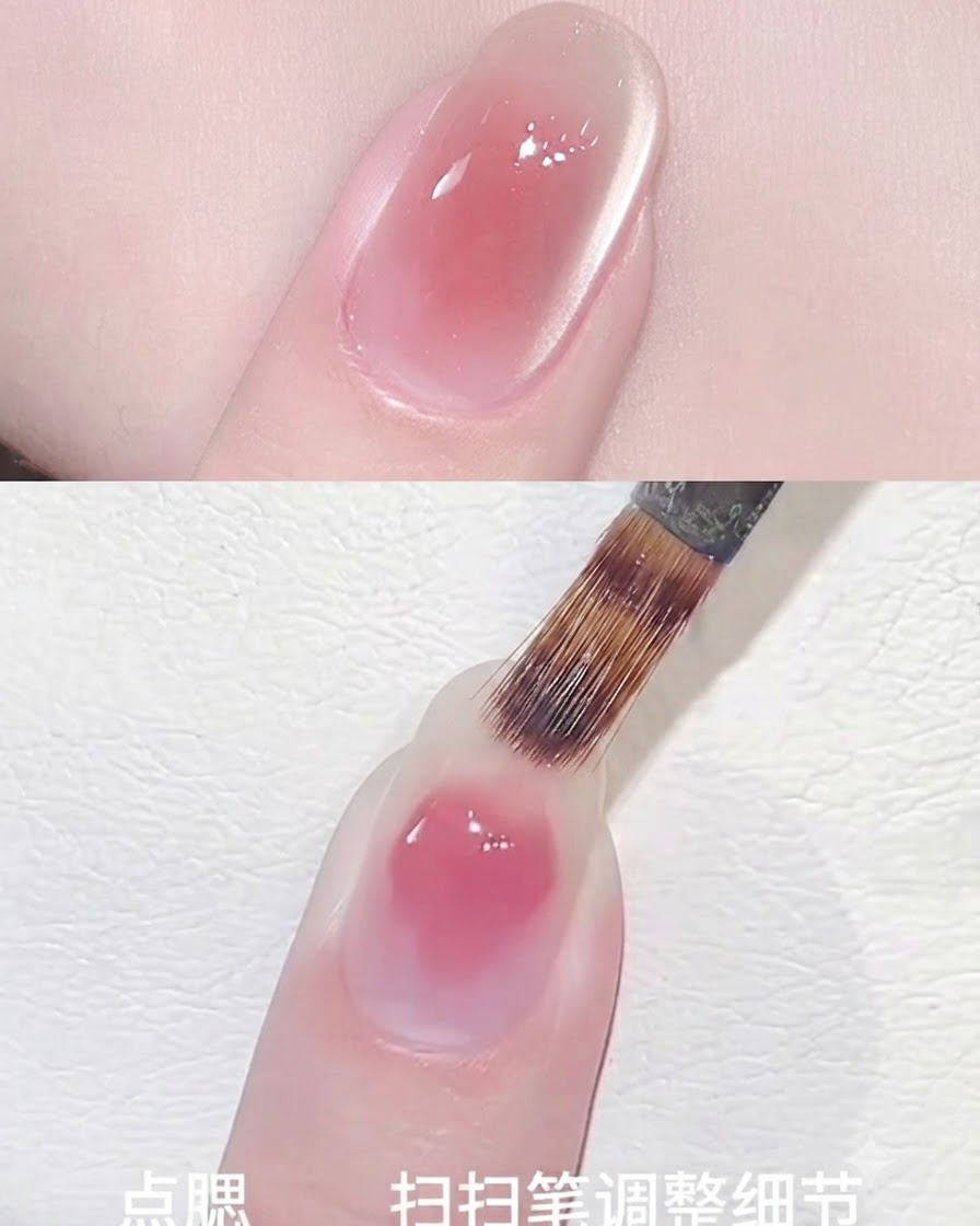 柔らかい筆を使ってピンクのチークカラーをぼかし、爪の上に自然な円形のグラデーションを作っている様子。