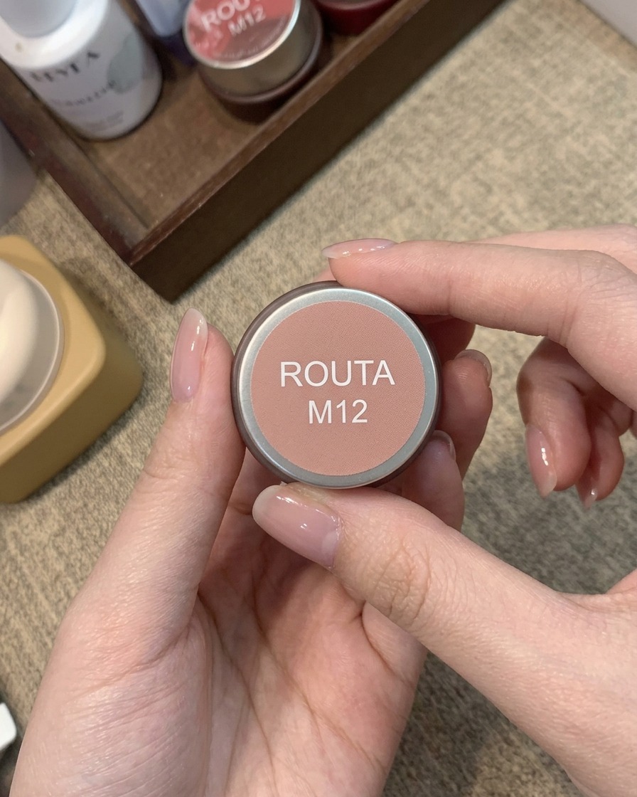 Routa M12と書かれた温かみのあるピーチピンクのブラッシュジェルカラーが入った小さなポット。