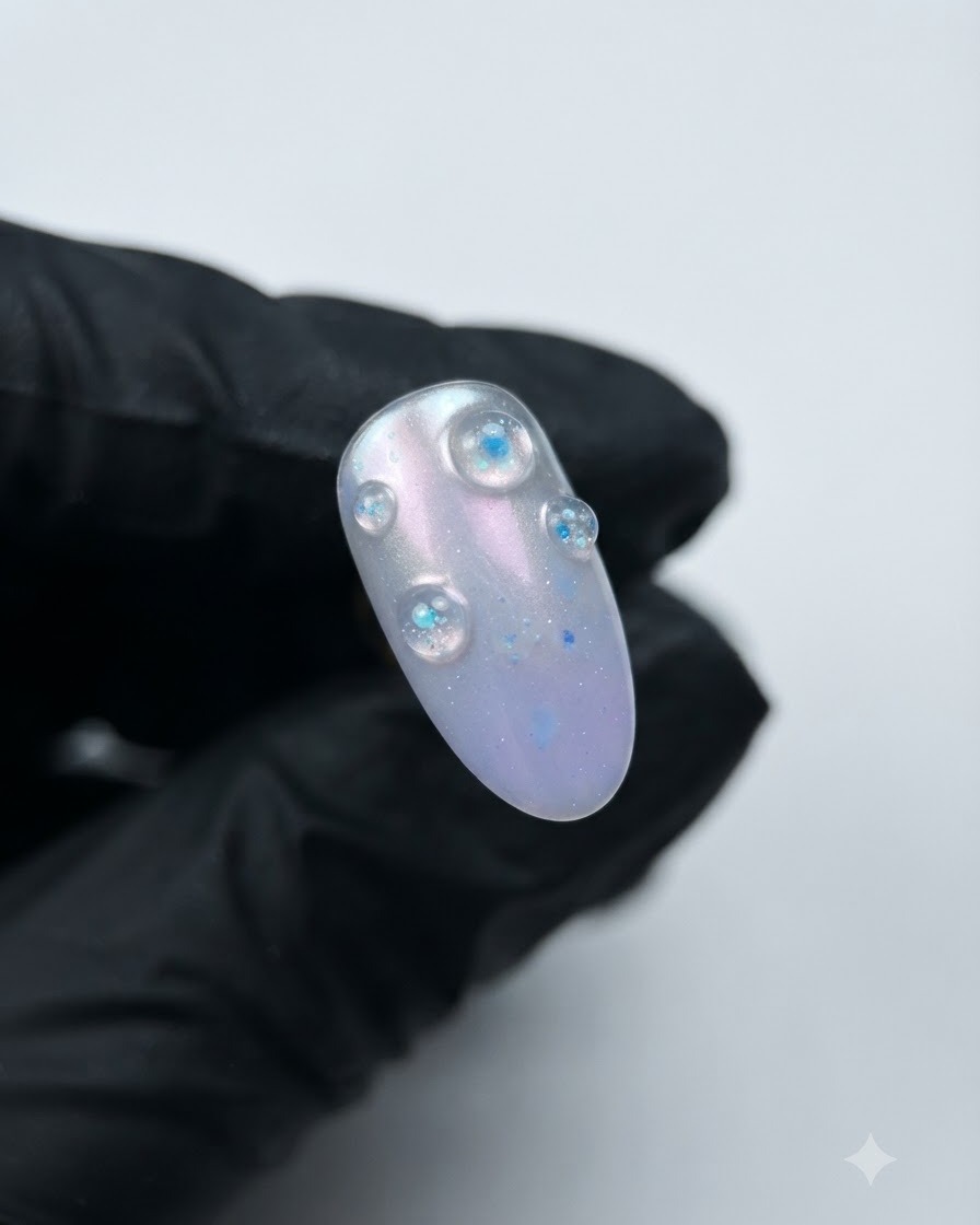 オーロラベースの上に、盛り上がった3Dパープルクリスタルの構造用ジェルバブルが特徴の完成したネイル。