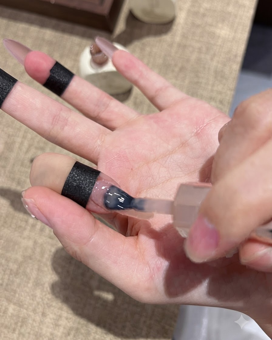オンブレ効果を出すため、爪の先端にパープルキャッツアイジェルをブラシで塗る様子。