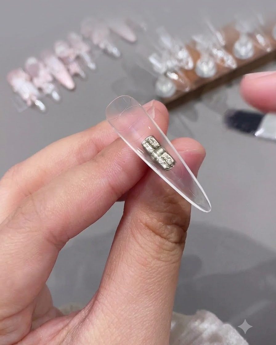 透明なネイルチップの裏側のくぼみにクリアトップコートを塗る小さなブラシ。
