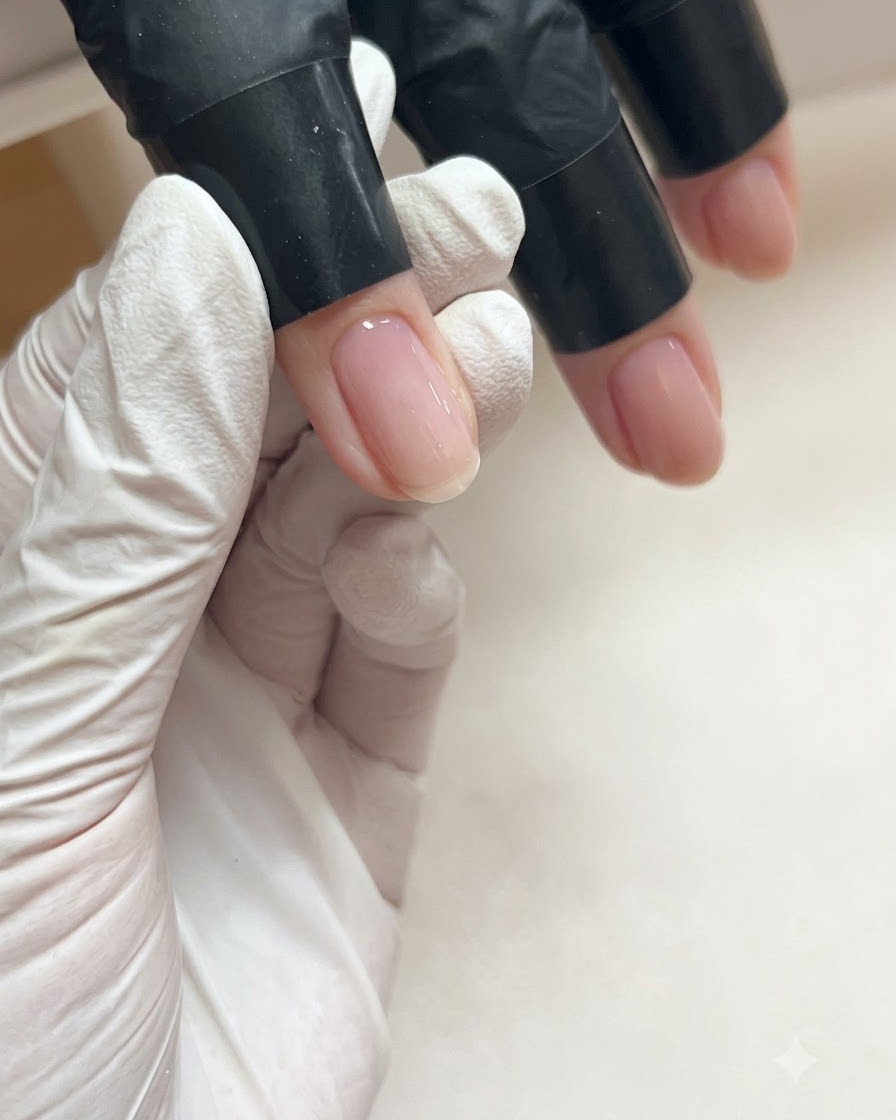 美しいハイポイントと艶やかな透明感を持つ、完璧に形成されたジェルネイルのマクロクローズアップ。