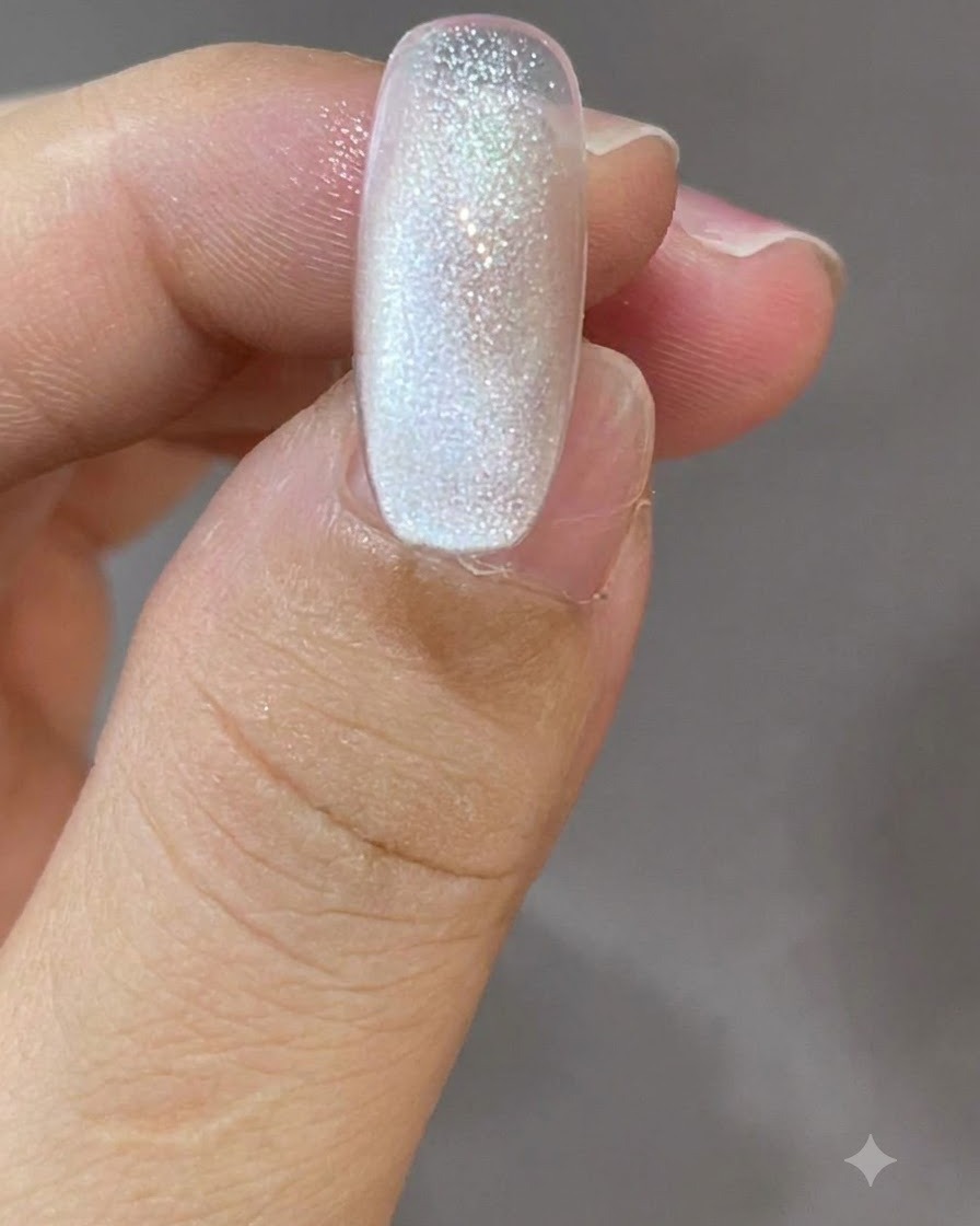 上から下へ滑らかな光のグラデーションがかかったキャッツアイネイル