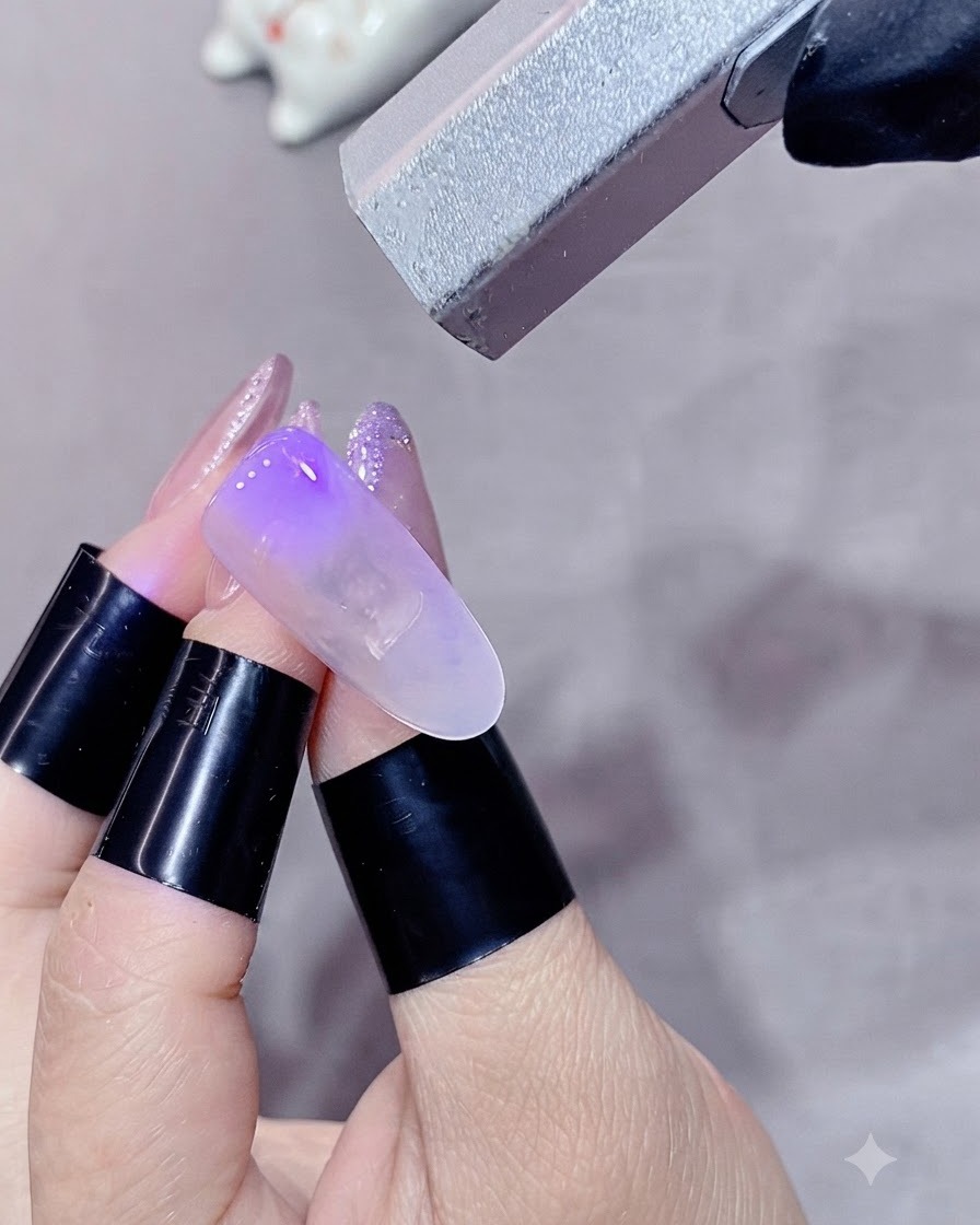 ミニUV/LEDライトの下でカラー層を硬化させている様子。