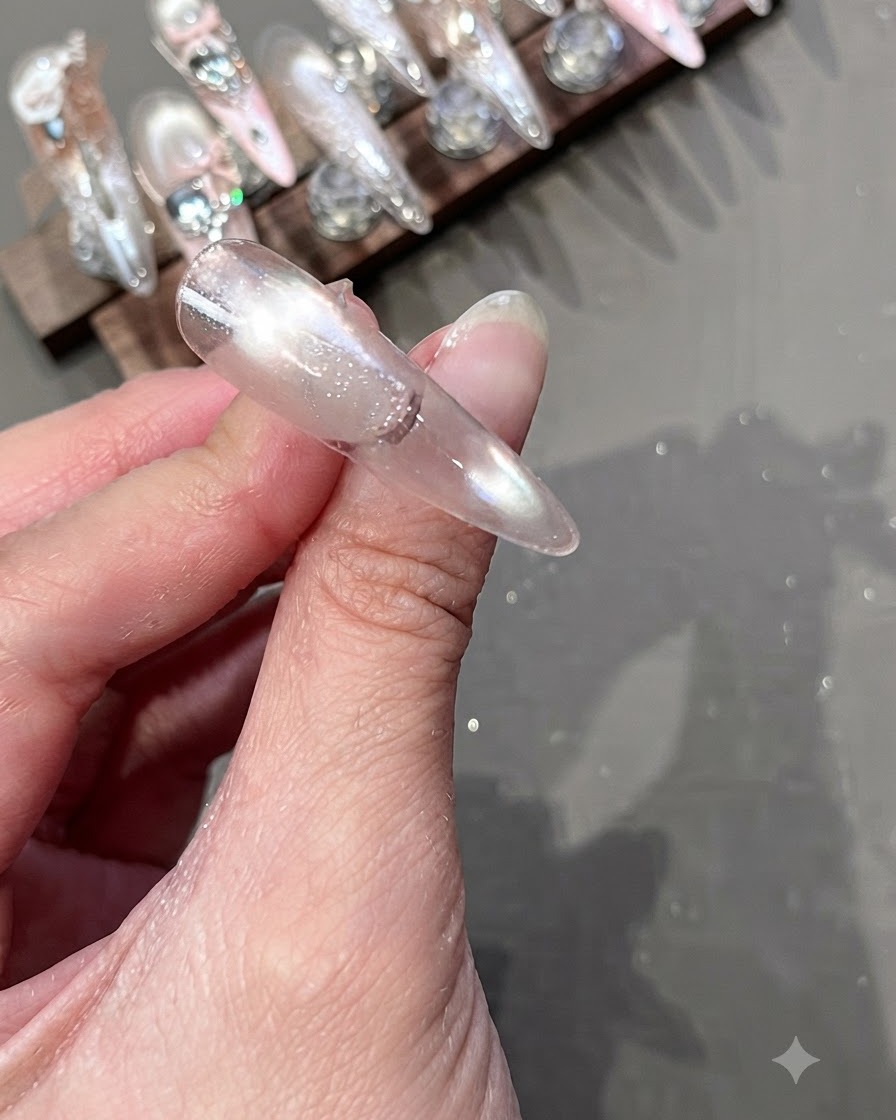 ディスプレイスタンド上の硬化されたネイルの表面を拭き取るために使用されているクリーニングワイプ。