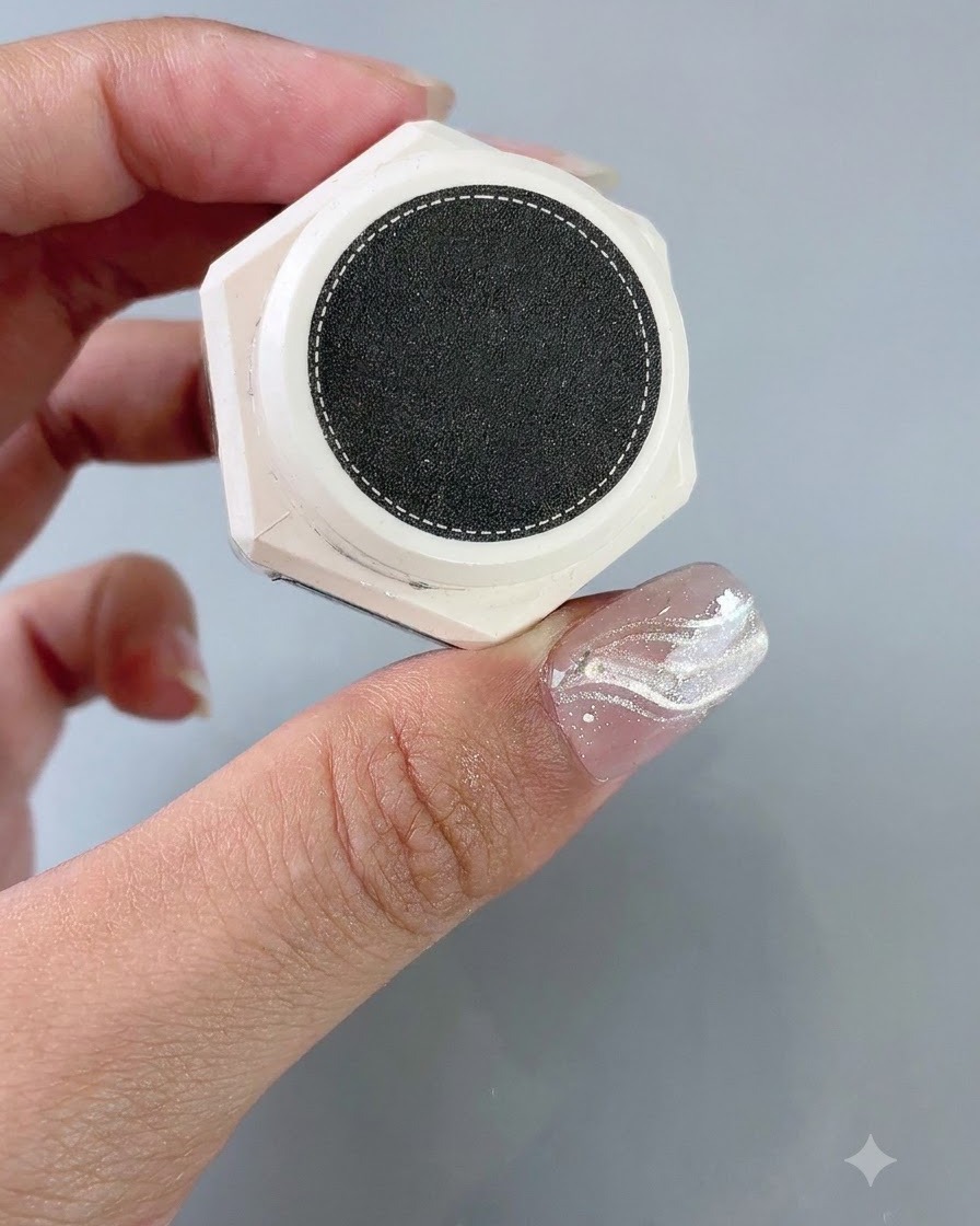 フレンチステッカーガイドを貼った爪の隣に、テクスチャー用スタイリングジェルの容器が置かれている様子。