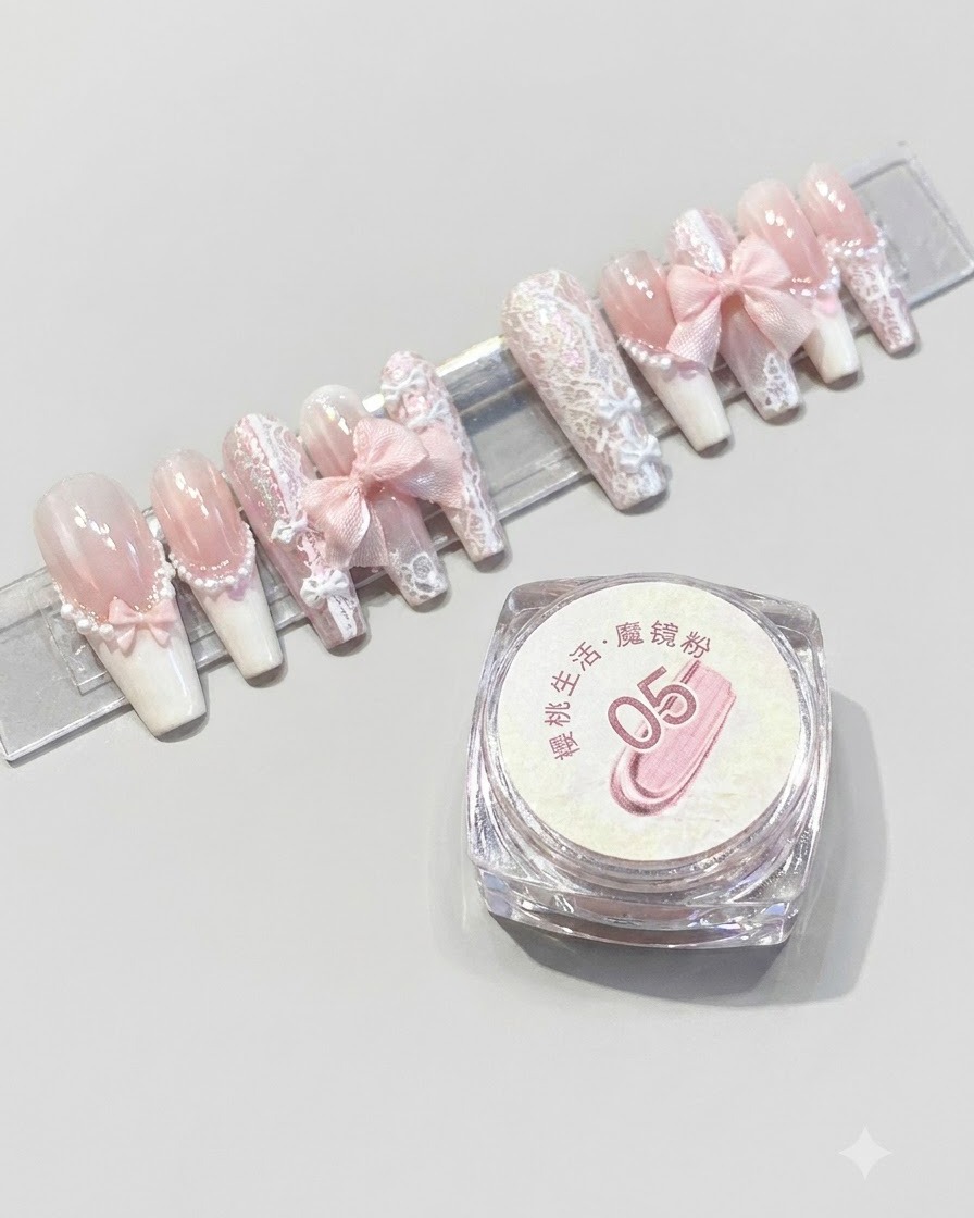 完成したピンクのネイルチップのディスプレイスタンドの横に置かれた、Cherry Lifeマジックミラーパウダー番号05の容器。