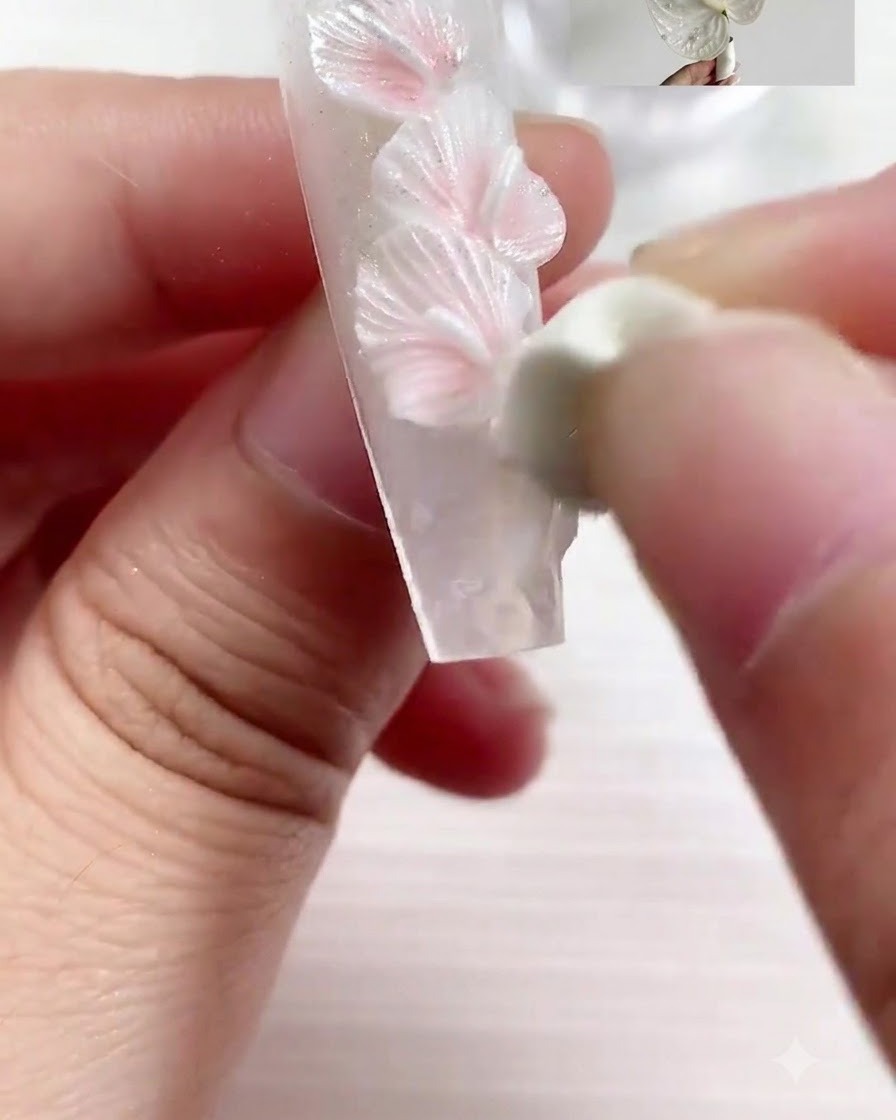 彫刻ツールを使って、成形した花びらの表面にリアルな葉脈の線を押し付けている様子。