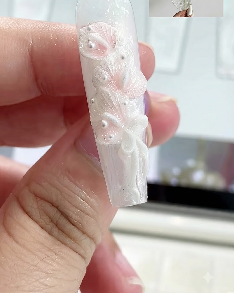 スカルプジェルを細長く丸め、爪の表面に平らにつぶして載せている様子。
