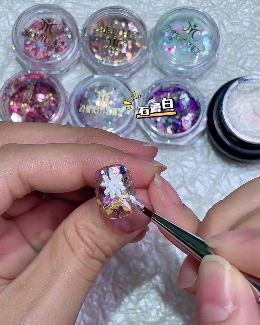 デコレーションされた爪の上に、厚みのあるジェルを使用して描かれた、完全に形成された白い3Dデイジーの花びら構造。