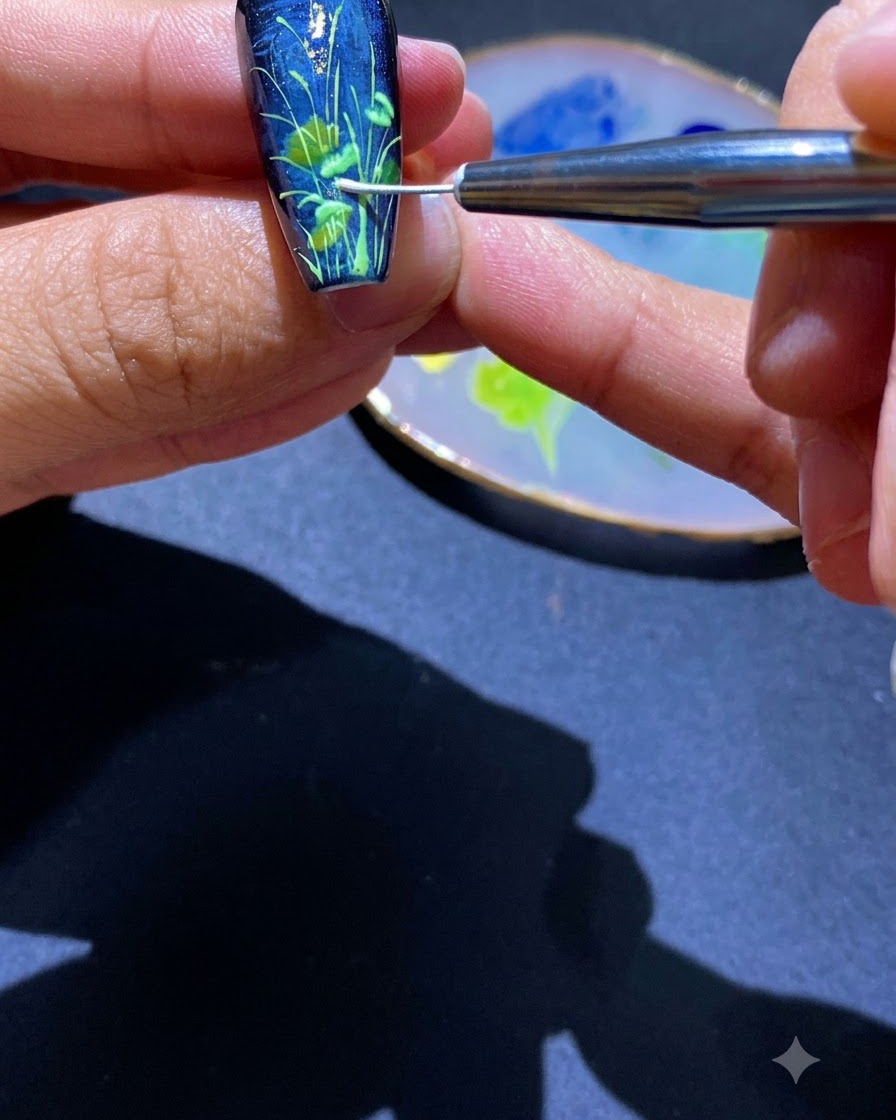 詳細な細工ツールが爪の上でデイジーの花びらの輪郭を押し出しているところ。