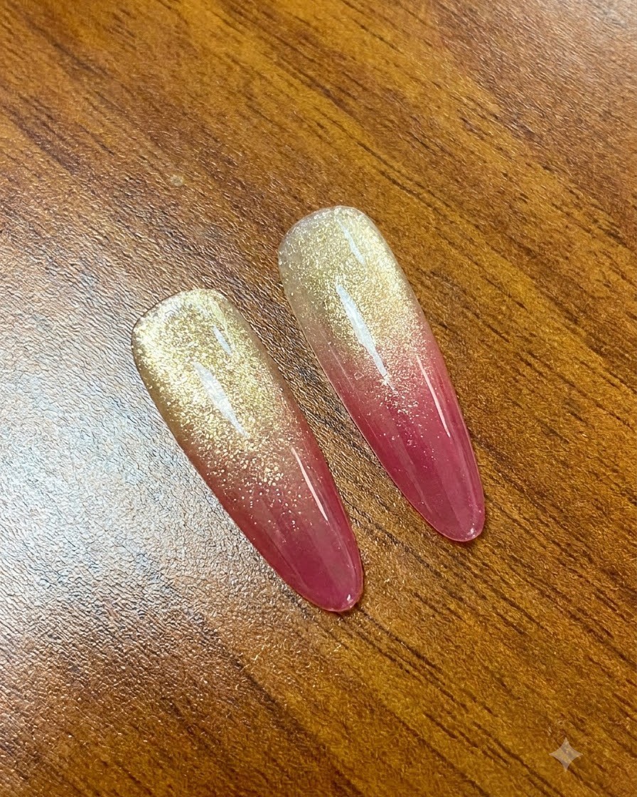 シマー効果を調整するために、爪の先端からベースに向かって磁石を引っ張っている様子。
