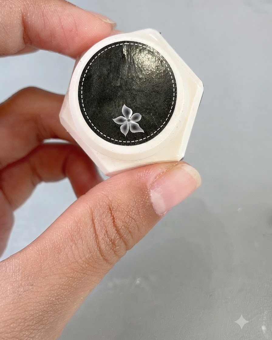 蓋に花のアイコンがデザインされた、透明なカービングジェルのジャー。