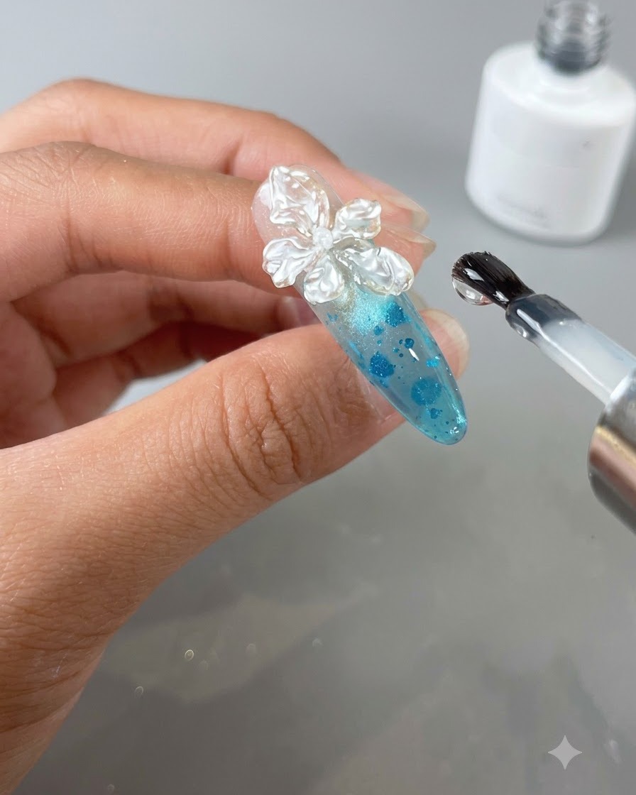 UV/LEDネイルランプの中で、デコレーションされた爪が硬化されているクローズアップ。