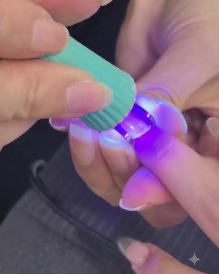 ミニUVまたはLEDランプの下で、指に乗せたストラクチャーネイルジェル層を硬化させている様子。