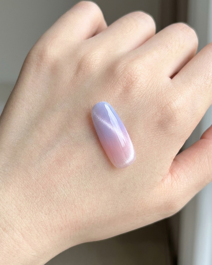 ベースコートを硬化している間、UV/LEDランプの下に置かれたネイルチップ。