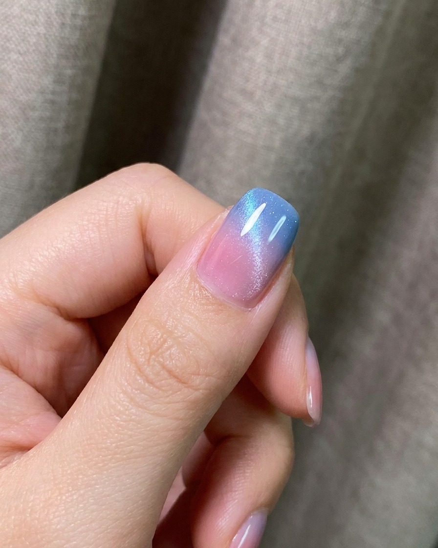 マットトップコートを塗った後、UV/LEDランプの下で硬化しているネイルチップ。