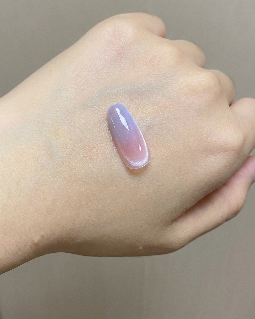 スポンジを使って、グラデーションネイルチップの上部にブルーのスタンピングジェルを塗っている様子。