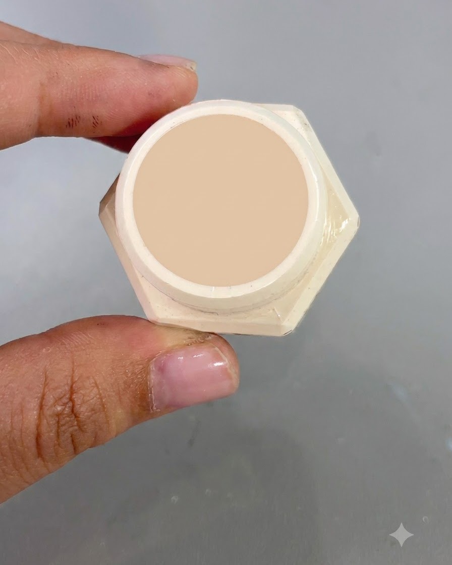 ネイルの背景を前に、開けられたフローイングライトゴールドジェルNo.2がクローズアップされている様子。