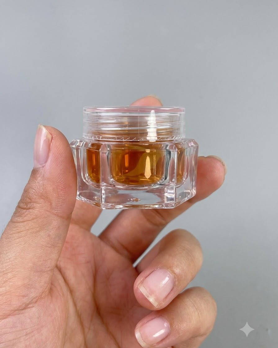 アンバー色の高透明度ガラスジェルNo.9が入った小さなjar(容器)を手で持っている様子。