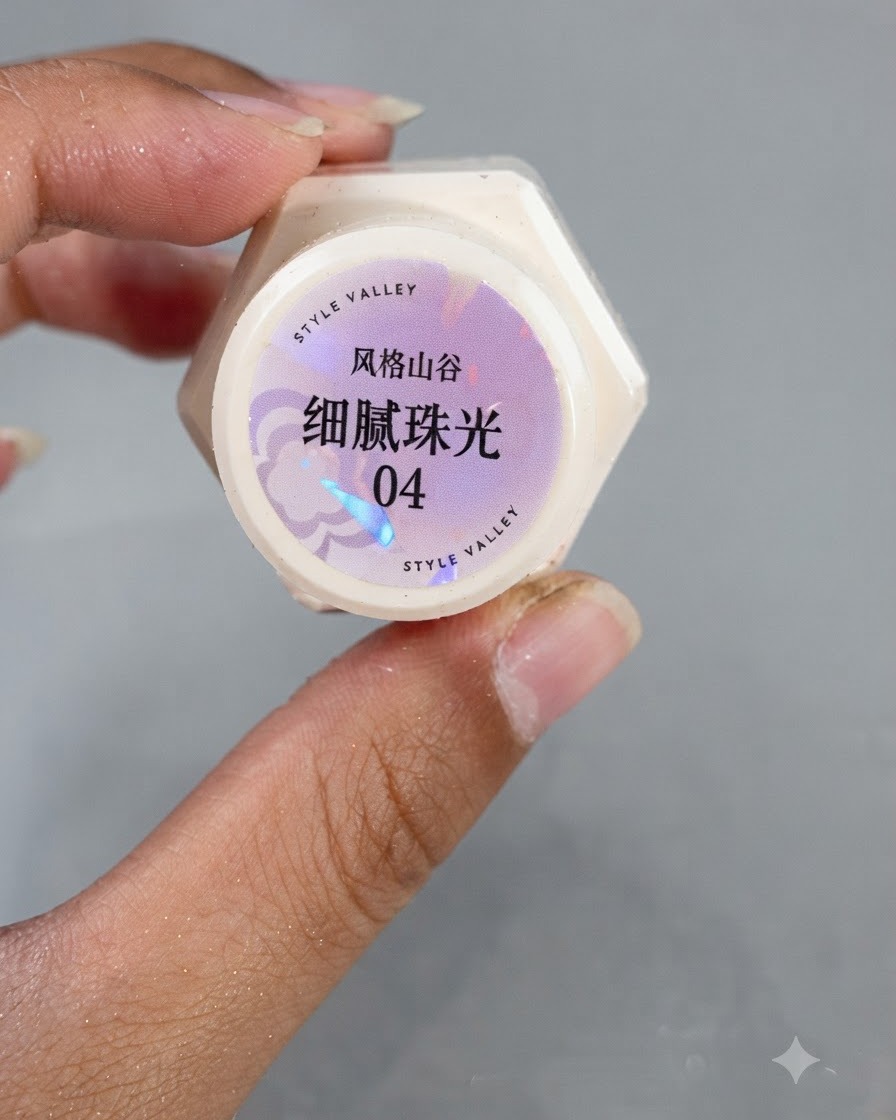 ネイル表面に偏光ジェルNo.4を塗布しているブラシ。