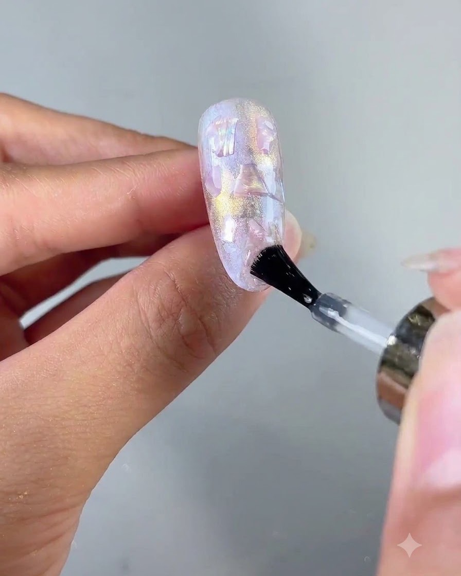 UVまたはLEDネイル硬化ランプの下で硬化されているネイル表面。