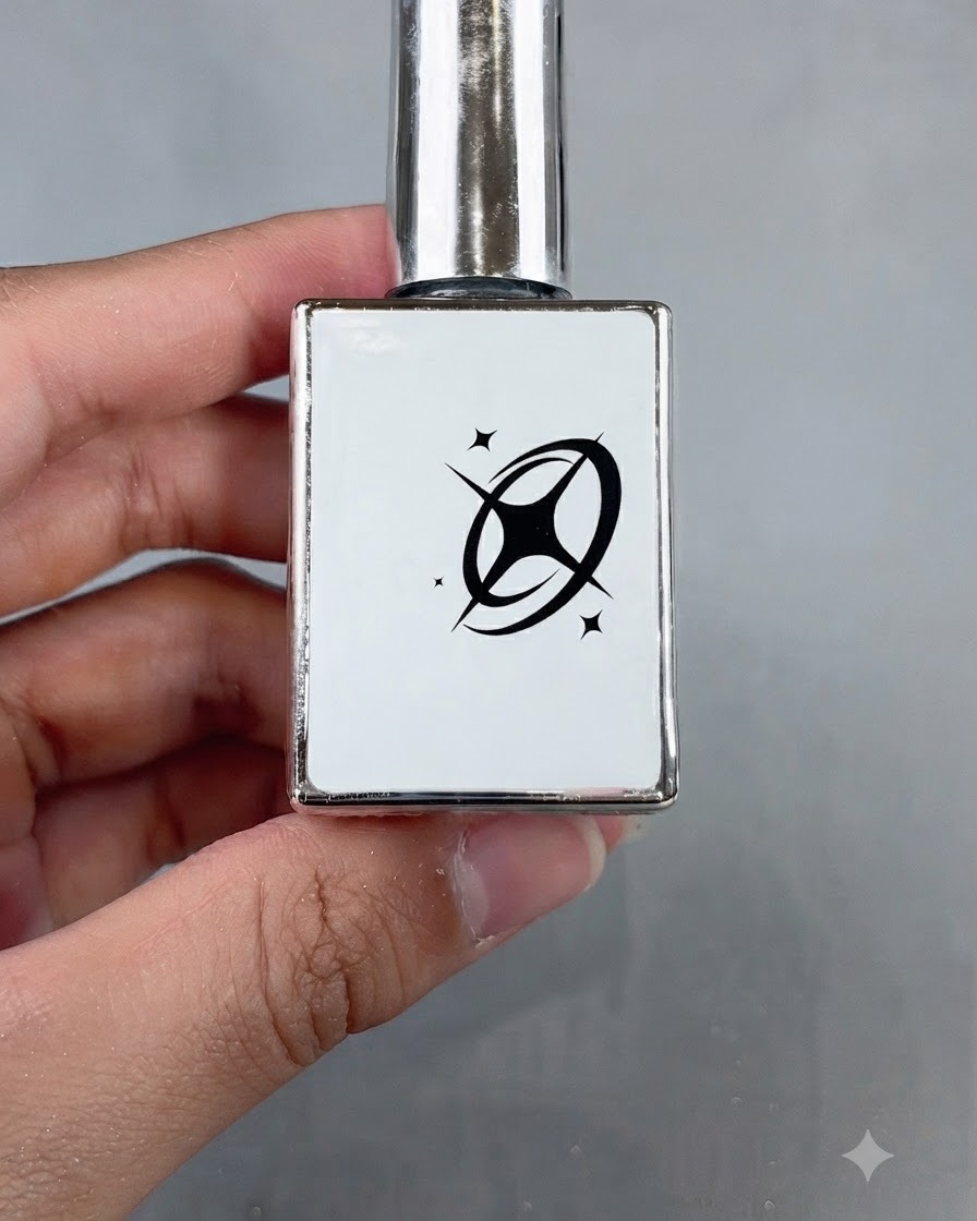 塗布の準備として手に持たれたミルキーホワイトセルフレベリングジェルのボトル。
