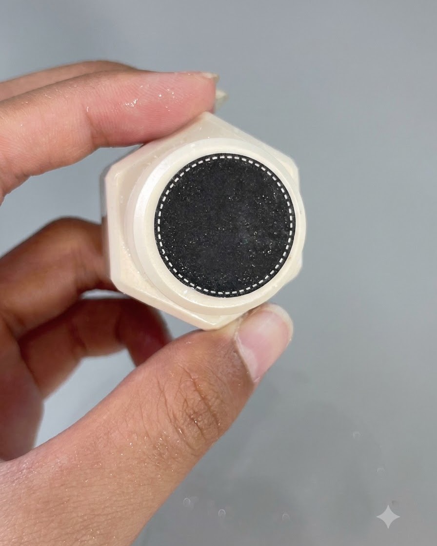 詳細なテクスチャーパターンを示すジェルポリッシュボトルのボトムキャップ。