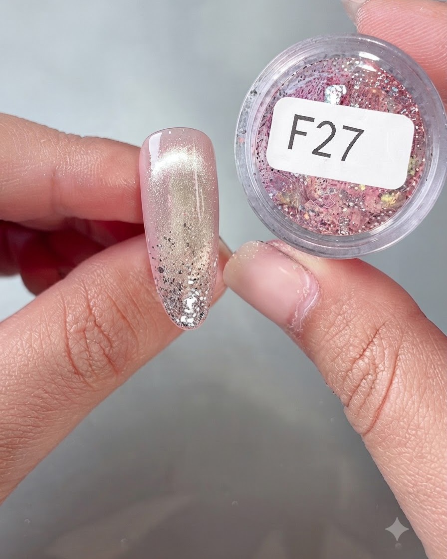 細かいツールを使い、F27のジャーからカラフルなフレーク状のシークインを爪の隙間に飾っているクローズアップ。