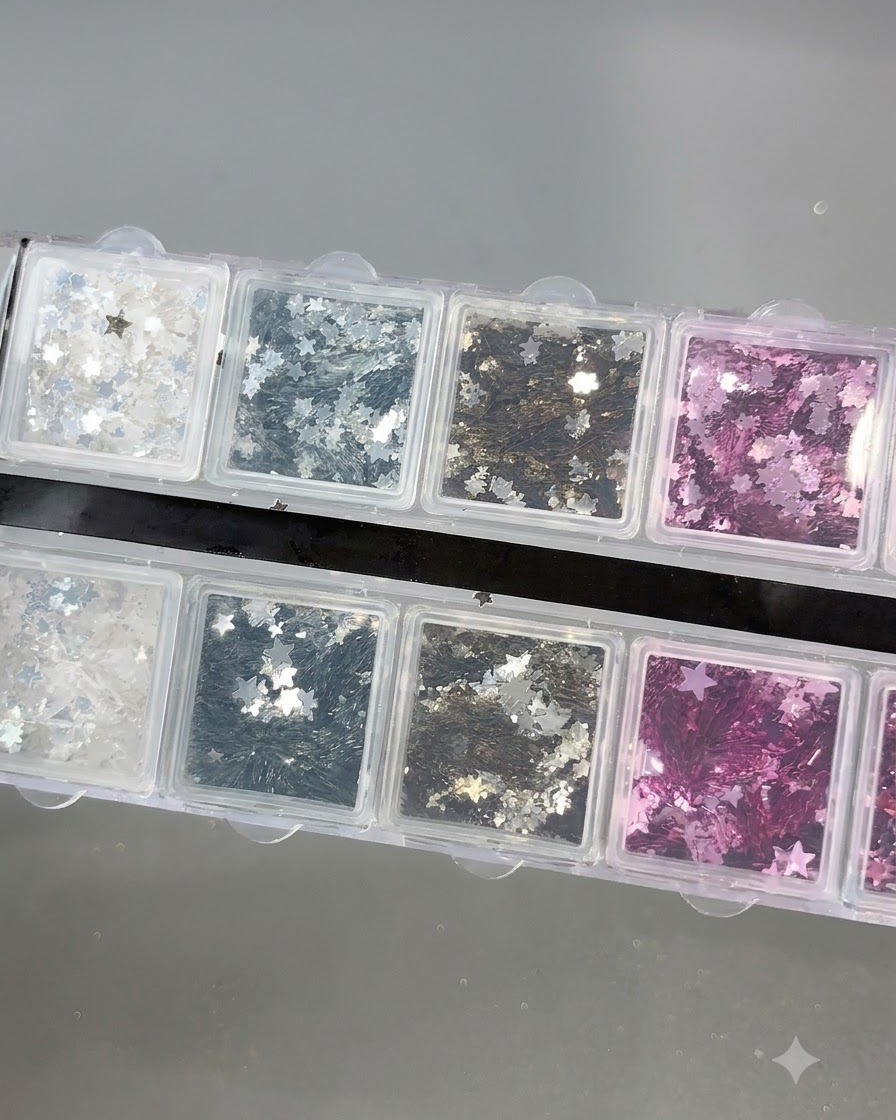 様々な装飾用シークインの形状や星のシールが入った開いたホイール。