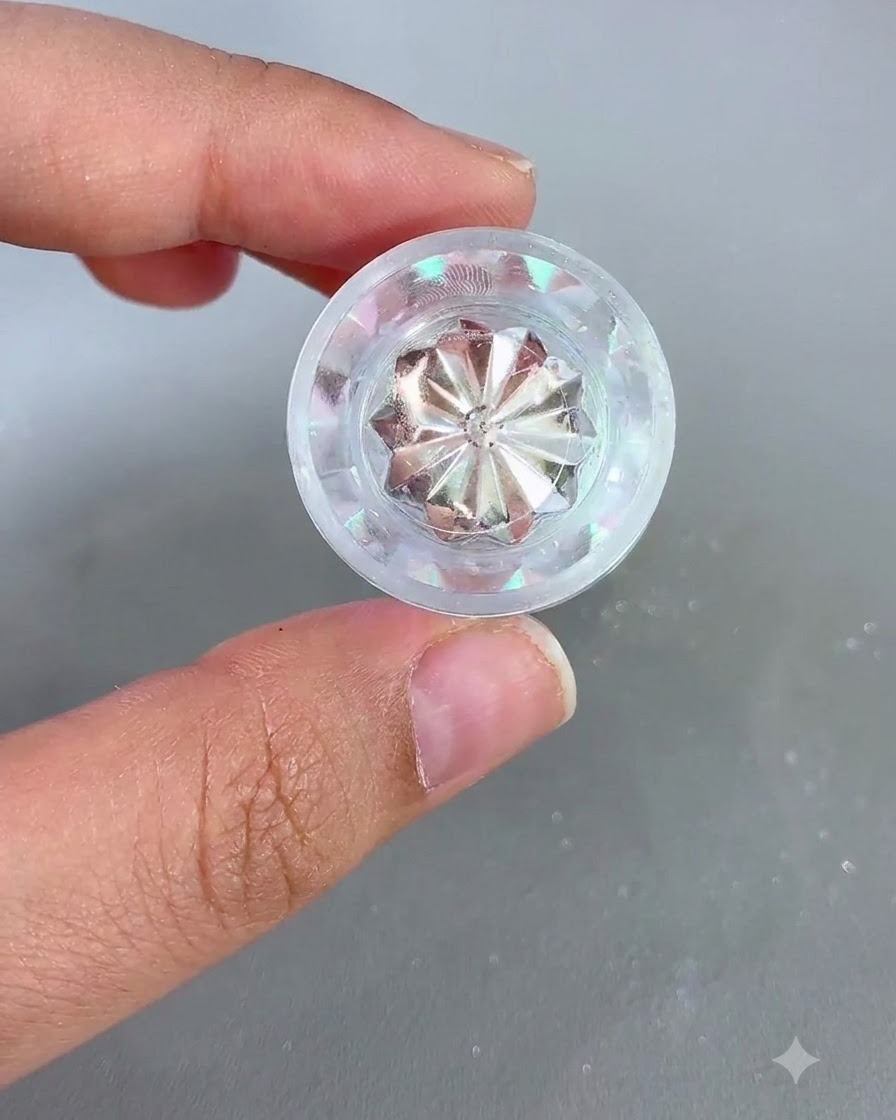 プレップされた爪の隣で手に持たれた偏光クロムパウダーのジャー。