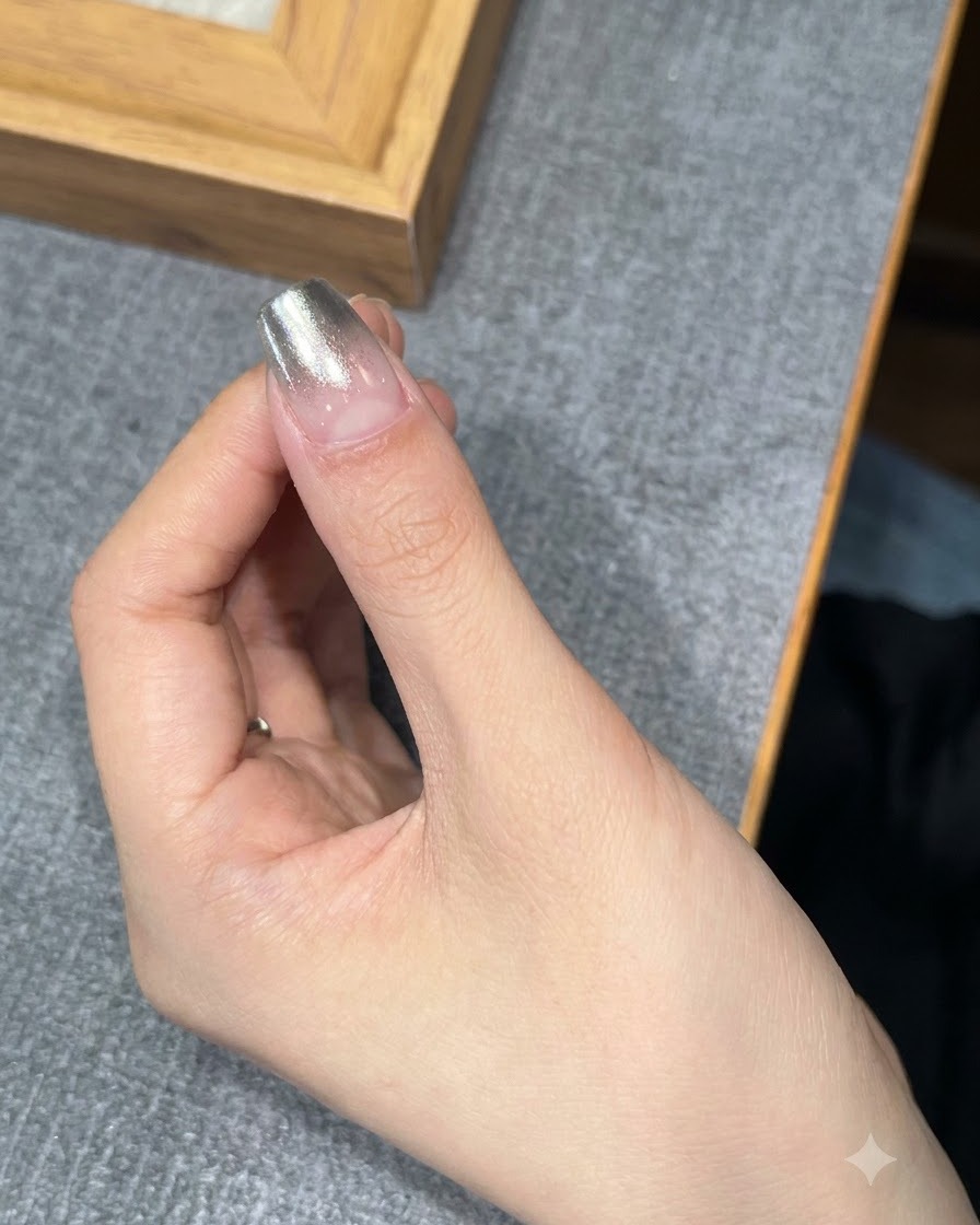 硬化のためにUVまたはLEDランプに置かれた爪。