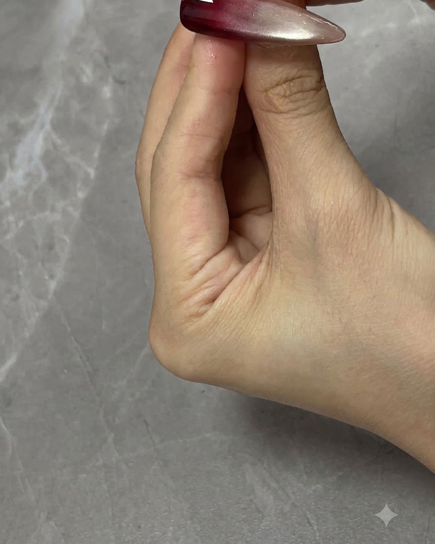 Ein Finger tupft sanft auf die feuchte Geloberfläche, um harte Linien zu verteilen und einen Ombré-Farbverlauf zu erzeugen.